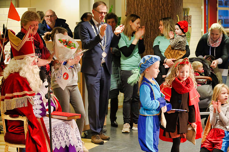 Aankomst van de Sint en zijn Zwarte Pieten in Waarder_078